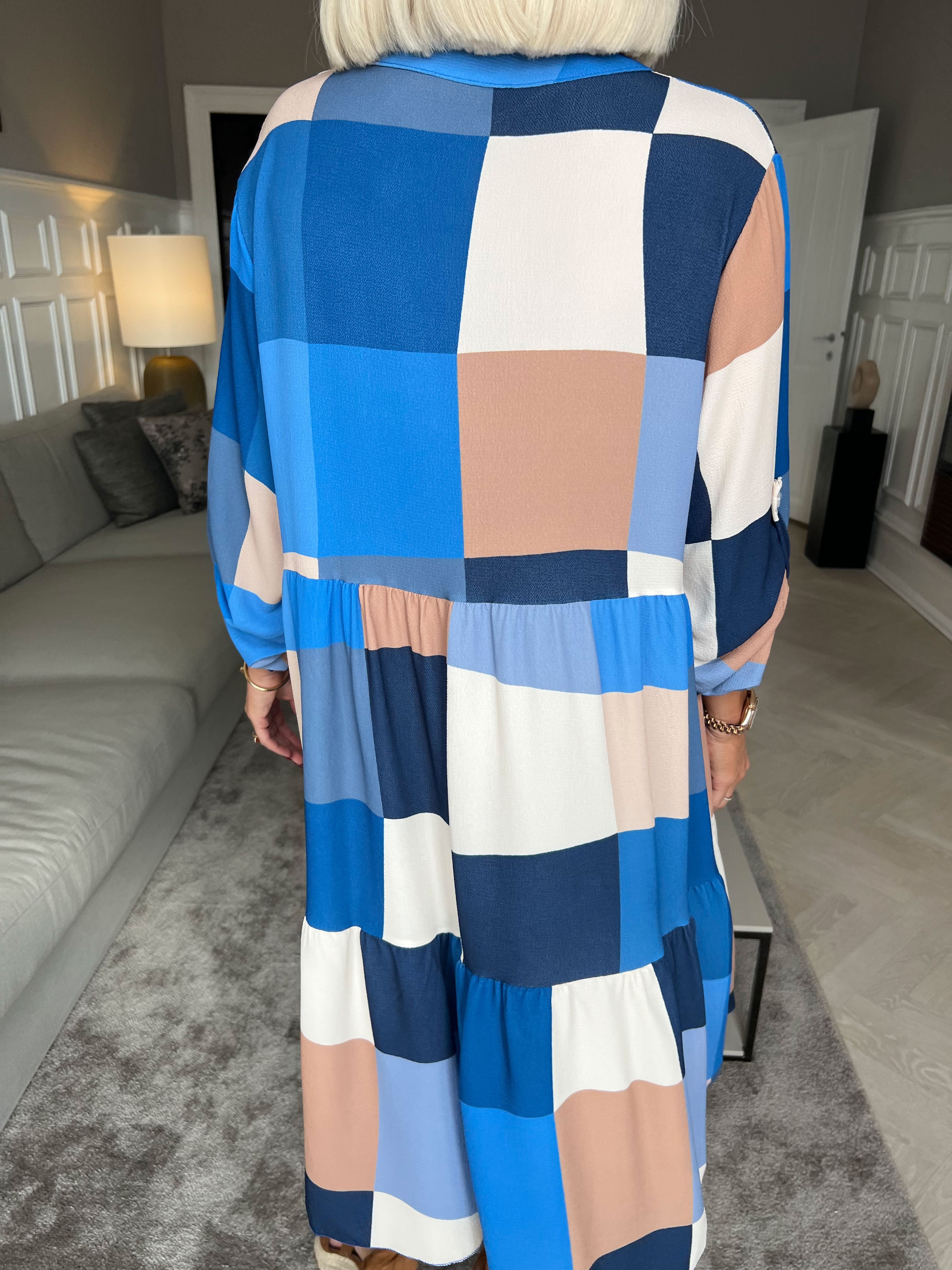 Vanesa Layer Dress - Ternet flerfarvet med flæser forneden